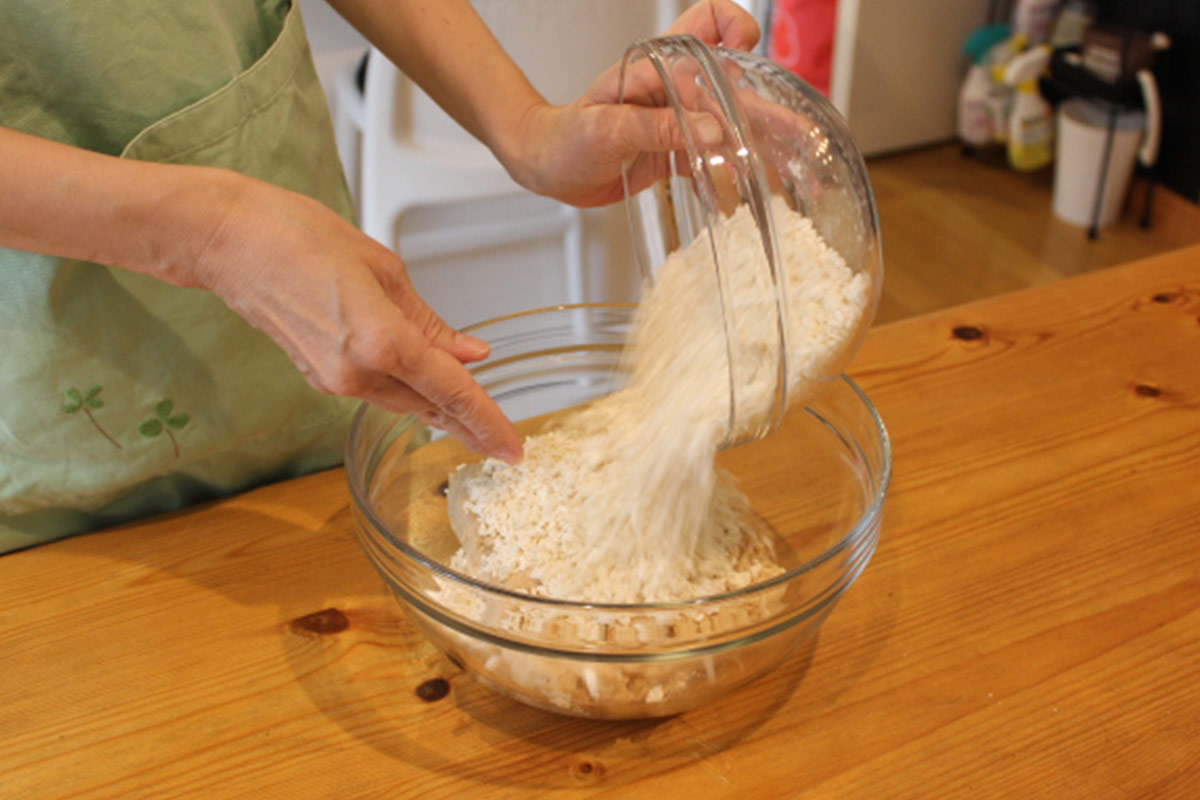 塩切こうじを、潰し大豆に混ぜる